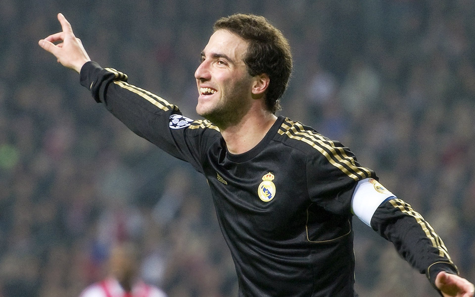 拜仁慕尼黑客场大胜，全队发挥出色取得胜利，拜仁慕尼黑比赛记录